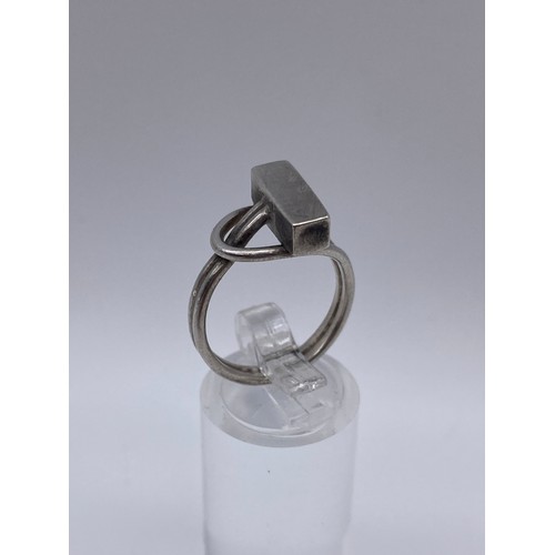 521 - SELECTION OF SILVER AND WHITE METAL KNOT AND SWIRL DRESS RINGS 0.67 OZ APPROX