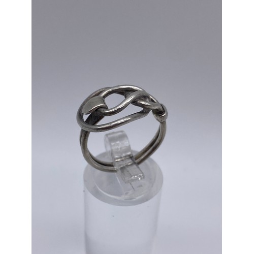 521 - SELECTION OF SILVER AND WHITE METAL KNOT AND SWIRL DRESS RINGS 0.67 OZ APPROX