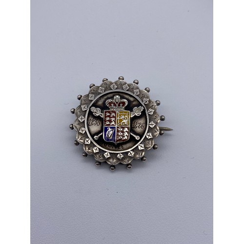 522 - VICTORIAN SILVER AND ENAMEL COAT OF ARMS JUBILEE 1836-1886 QUEEN VICTORIA ROUNDEL BROOCH WITH HAIR L... 