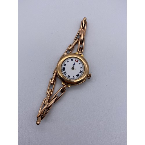 547 - 9CT ROSE GOLD CIRCULAR WRIST WATCH ON UNMARKED EXPANDING BRACELET STRAP AS FOUND 18G OVERALL APPROX