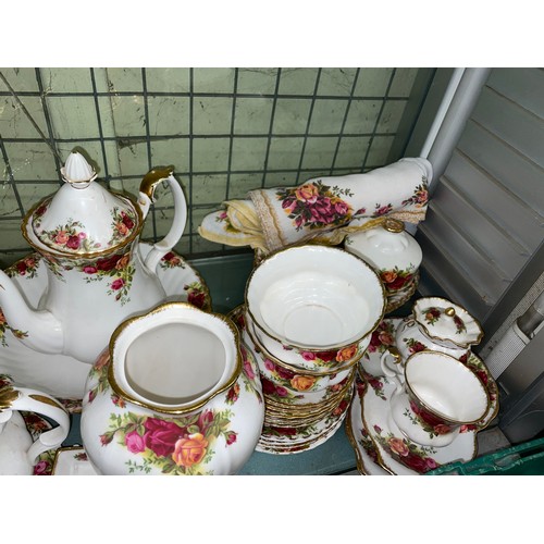 348 - TWO SHELVES OF ROYAL ALBERT OLD COUNTRY ROSES BONE CHINA TABLE WARES, SOME AS FOUND