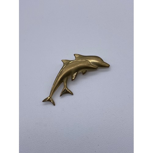 557 - 9CT GOLD CROSS ON ROLLED GOLD CHAIN, 9CT GOLD LEAPING DOLPHIN BROOCH 1.5G APPROX OVERALL