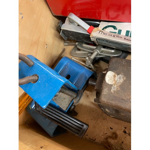 478 - LARGE BENCH VICE, PAIR OF SMALL CLAMPS, GORDON SOCKET SET, AND KITCHEN APPLIANCE ROLLERS