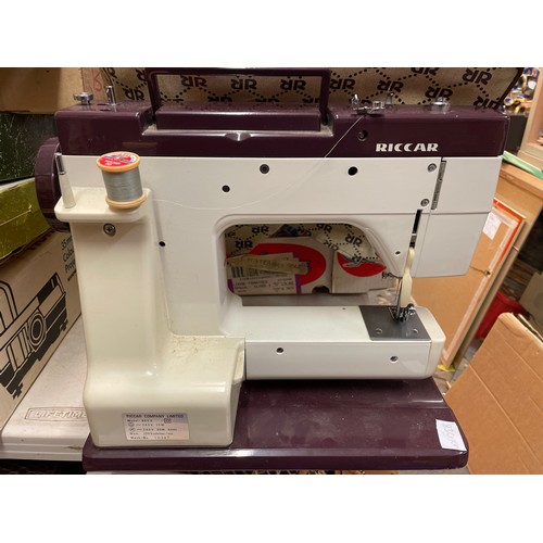 400 - RICCAR SEWING MACHINE (NO FOOT PEDAL)