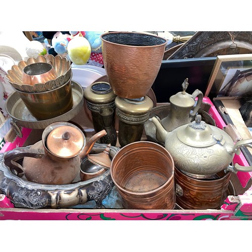 391 - BOX OF MISCELLANEOUS BRASS AND COPPERWARE INCLUDING PLANTERS, VASES, ETC