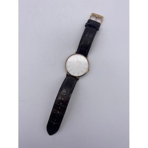 567 - GENTLEMAN'S DANIEL WELLINGTON CLASSIC ROSE TONE FINISH WRISTWATCH ON LEATHER STRAP