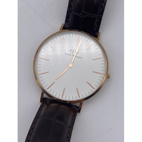 567 - GENTLEMAN'S DANIEL WELLINGTON CLASSIC ROSE TONE FINISH WRISTWATCH ON LEATHER STRAP