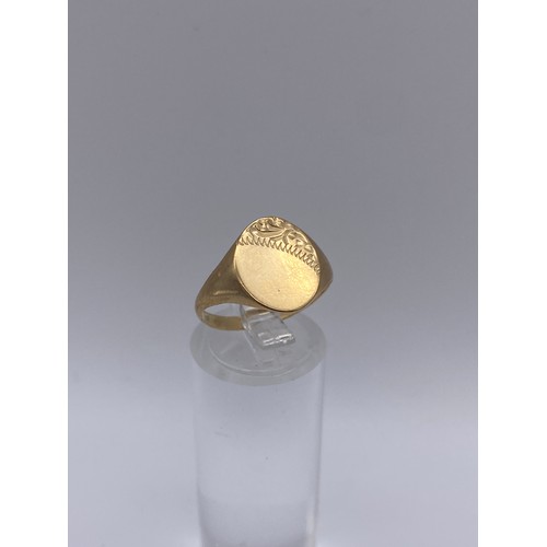 559 - 9CT GOLD GENTLEMANS OVAL SIGNET RING 1.6G APPROX