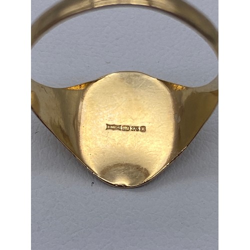 559 - 9CT GOLD GENTLEMANS OVAL SIGNET RING 1.6G APPROX