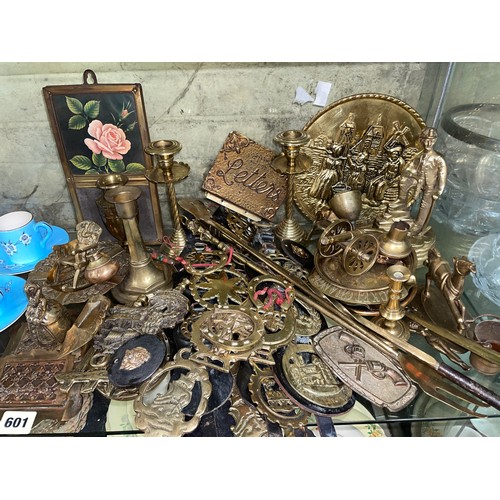 601 - HALF A SHELF OF MIXED BRASS ITEMS INCLUDING MARTINGALES,CANDLESTICKS AND MORE