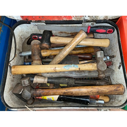 448 - PANNIER BOX OF VARIOUS HAMMERS, MALLETS, CHISELS, ETC