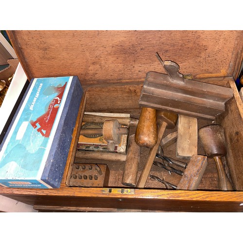 450 - EDWARDIAN TOOL BOX CONTAINING MALLETS, JACK PLANES, LINE SCRIBES, PARAMO NUMBER 10 PLANE AND SHERLOC... 