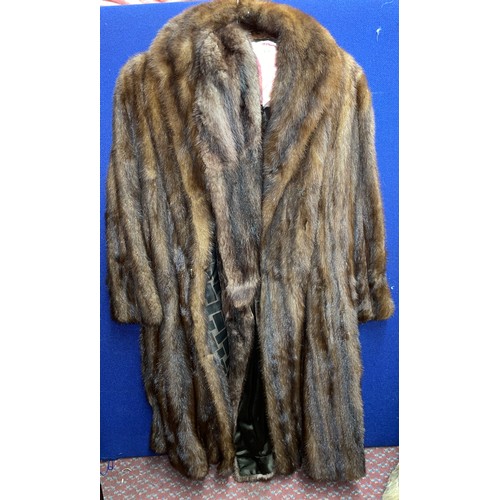 466 - FUR THREE QUARTER LENGTH FUR COAT AND MATCHING STOLE