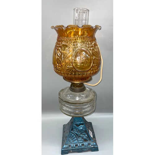 488 - LATE VICTORIAN OIL LAMP WITH CLEAR GLASS RESERVOIR AND MOULDED AMBER CRIMPED SHADE