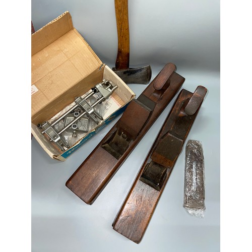 698 - BOXED RECORD DOWLING JIG 148, TWO ANTIQUE PLANES WITH BLADES AND A HATCHET