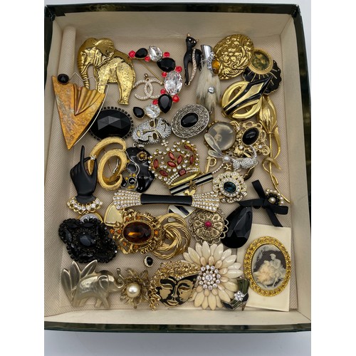 736 - TRAY OF NOVELTY BLACK AND GOLD BROOCHES, ANIMAL BROOCHES, ENCRUSTED BROOCHES