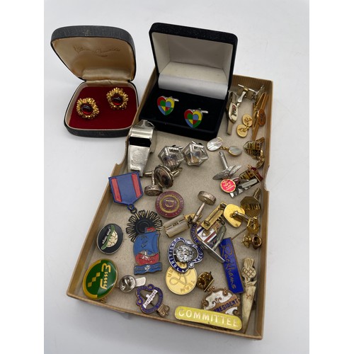 732 - SMALL TRAY OF GENTLEMAN'S MAINLY PLATED CUFF LINKS, TIE SLIDE, ENAMEL LAPEL BADGES