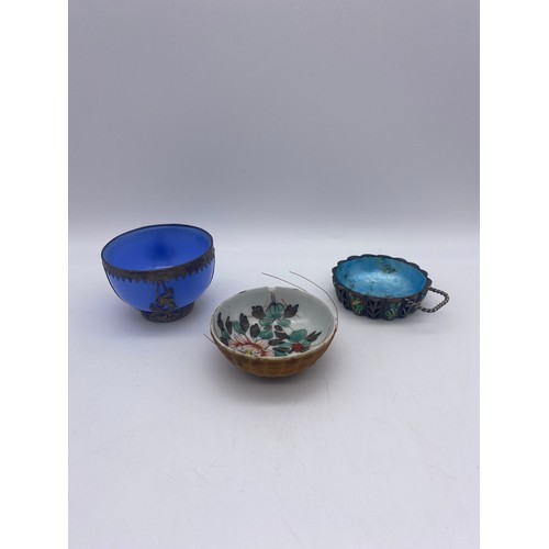 745 - SELECTION OF 20TH CENTURY CHINESE AND JAPANESE COLOURED CERAMICS, GLASS BOWL WITH WHITE METAL MOUNTS