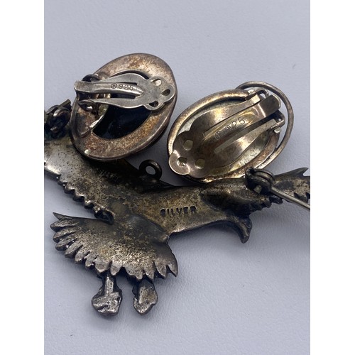 729 - SILVER MARCASITE EAGLE BROOCH, MARQUISE RING, AMBER FINIAL BAR BROOCH AND AMBER CABOCHON CLIP ON EAR... 