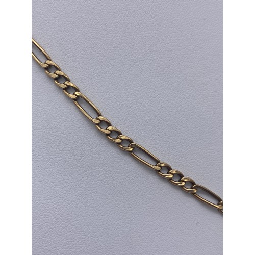 586 - 9KT FLAT LINK FIGARO CHAIN WITH T BAR 5.7G APPROX