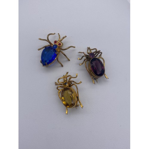 598 - SELECTION OF INSECT BROOCHES INCLUDING ENAMELLED BEATLE, SPRING LOADED BUTTERFLY, AND MOTHER OF PEAR... 