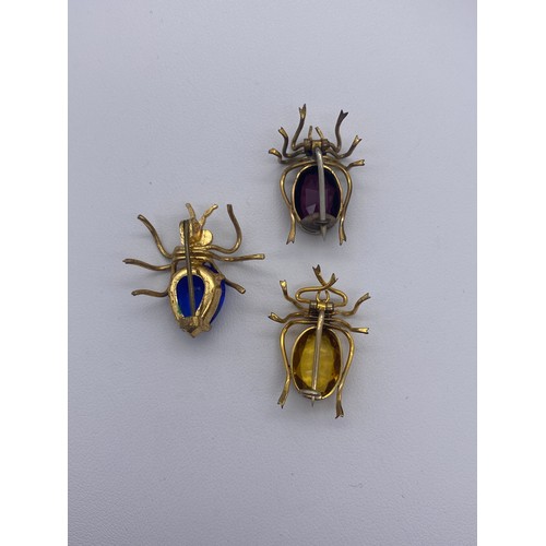 598 - SELECTION OF INSECT BROOCHES INCLUDING ENAMELLED BEATLE, SPRING LOADED BUTTERFLY, AND MOTHER OF PEAR... 