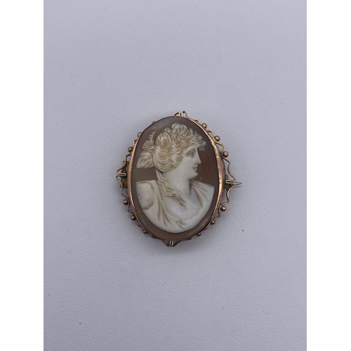 600 - 9CT ROSE AND YELLOW GOLD MOUNTED OVAL CAMEO BROOCH 7.3G OVERALL