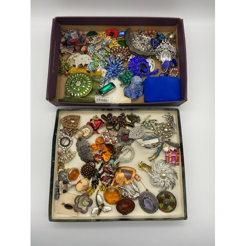 737 - TWO TRAYS OF BROOCHES, SWIRL BROOCH, BAR BROOCH, ENAMEL EXAMPLES, COLOURFUL DIAMANTE AND GLASS PASTE... 