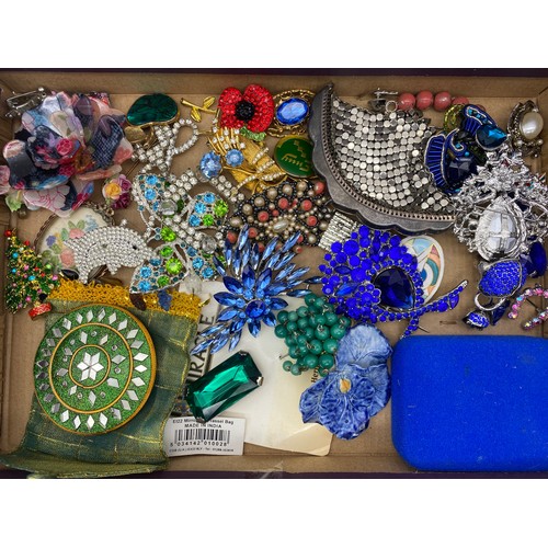 737 - TWO TRAYS OF BROOCHES, SWIRL BROOCH, BAR BROOCH, ENAMEL EXAMPLES, COLOURFUL DIAMANTE AND GLASS PASTE... 