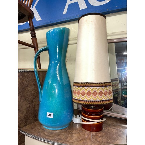 47 - AUSTRIAN BLUE MOTTLED POTTERY EWER VASE AND RETRO TABLE LAMP