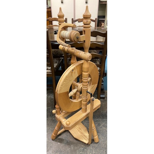 41 - LIGHT WOOD SPINNING WHEEL