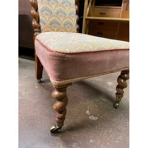 102 - VICTORIAN WALNUT BARLEY TWIST UPHOLSTERED PRIE-DIEU CHAIR