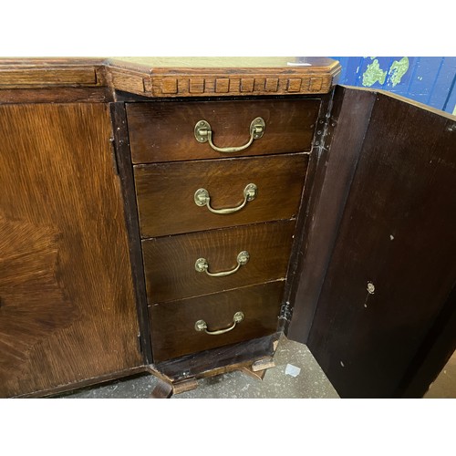 33 - 1930S OAK DRAWER LEAF DINING TABLE ON CARVED CROSS STRETCHER LEGS WITH MATCHING INVERTED BREAK FRONT... 