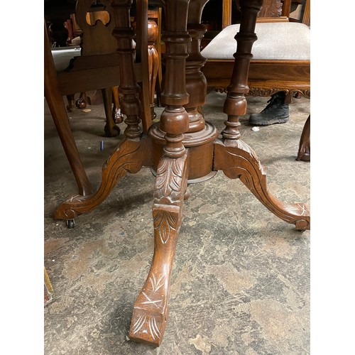 97 - VICTORIAN WALNUT AND MARQUETRY OVAL LOO TABLE (SANS BOLTS)