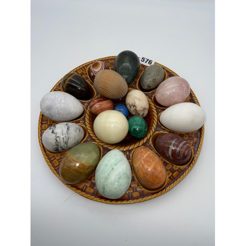 576 - TRAY OF POLISHED ONYX AND AGATE EGGS