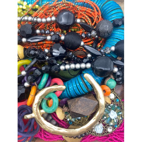 525 - VARIOUS BEAD NECKLACES, COSTUME NECKLACES, SHELL AND ENAMEL NECKLACES AND CHAINS