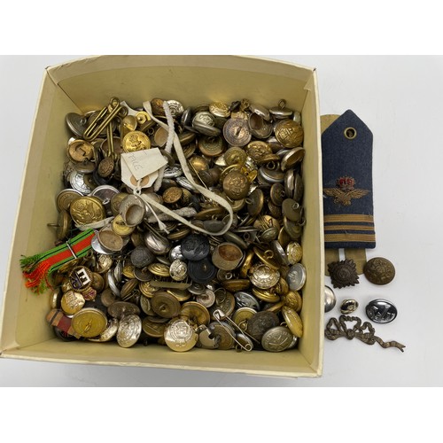 570 - BOX CONTAINING VARIOUS MILITARY REGIMENTAL TUNIC BUTTONS, BADGES, SEW ON BADGE, BUTTON BUFFER, ETC