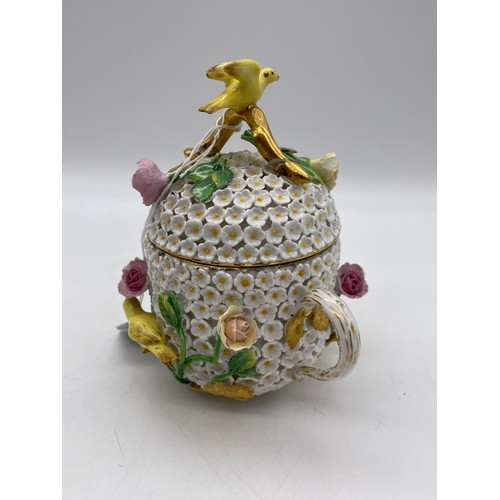 586 - MEISSEN SCHNEEBALLEN PORCELAIN SNOW BALL BOWL, AND A CUP AND COVER WITH BIRD FINIAL AS FOUND