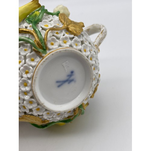 586 - MEISSEN SCHNEEBALLEN PORCELAIN SNOW BALL BOWL, AND A CUP AND COVER WITH BIRD FINIAL AS FOUND