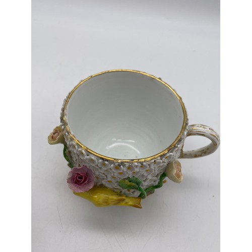 586 - MEISSEN SCHNEEBALLEN PORCELAIN SNOW BALL BOWL, AND A CUP AND COVER WITH BIRD FINIAL AS FOUND