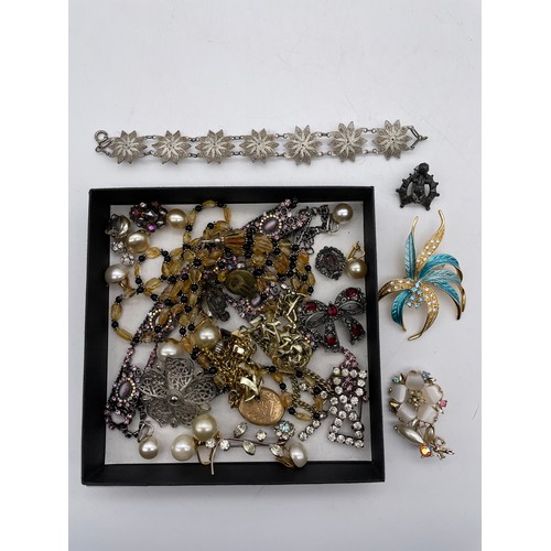 566 - SMALL BOX OF COSTUME JEWELLERY DIAMANTE BOW, FILIGREE CLIP, ENAMEL BROOCHES, ROLLED GOLD LOCKET, ETC