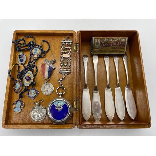 520 - SMALL WOODEN BOX CONTAINING ENAMEL BADGES, MEDALLIONS, 875 SILVER CASED FULL HUNTER POCKET WATCH ON ... 