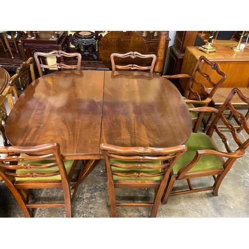 133 - GOOD QUALITY MAHOGANY EXTENDING DINING TABLE WITH SIX CHIPPENDALE DESIGN PIERCED LADDER BACK CHAIRS