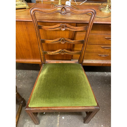 133 - GOOD QUALITY MAHOGANY EXTENDING DINING TABLE WITH SIX CHIPPENDALE DESIGN PIERCED LADDER BACK CHAIRS