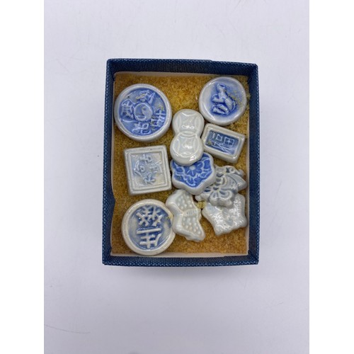 457 - BLUE AND WHITE DRAGON WAX POT SHAPED SCENT BOTTLE, AND MINIATURE BLUE AND WHITE TOKENS