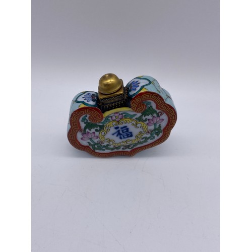 457 - BLUE AND WHITE DRAGON WAX POT SHAPED SCENT BOTTLE, AND MINIATURE BLUE AND WHITE TOKENS