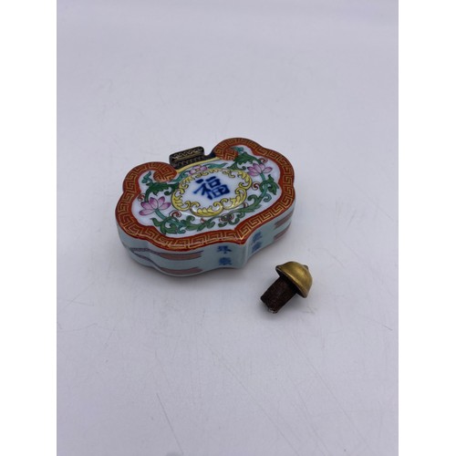 457 - BLUE AND WHITE DRAGON WAX POT SHAPED SCENT BOTTLE, AND MINIATURE BLUE AND WHITE TOKENS