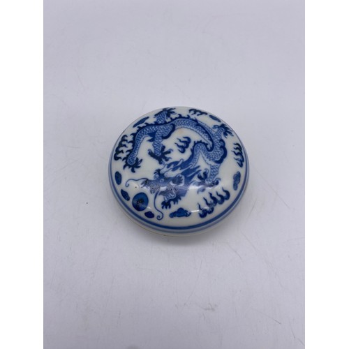 457 - BLUE AND WHITE DRAGON WAX POT SHAPED SCENT BOTTLE, AND MINIATURE BLUE AND WHITE TOKENS