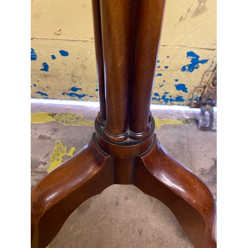 139 - REPRODUCTION MAHOGANY CLUSTER COLUMN TRIPOD CANDLE STAND