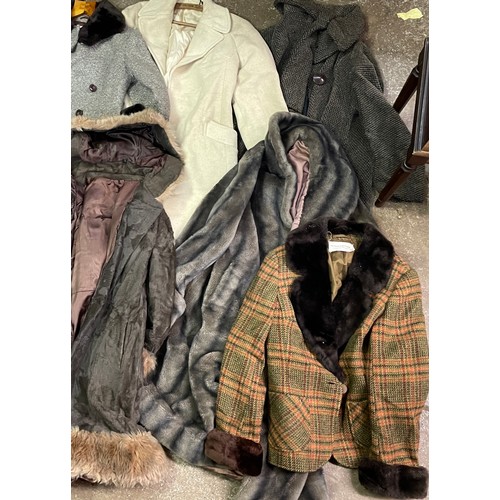 30 - SELECTION OF VINTAGE WOMENS JACKETS AND COATS